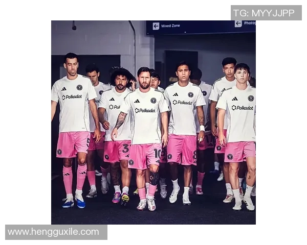 足球明星展现王者之气的魅力与风采解析